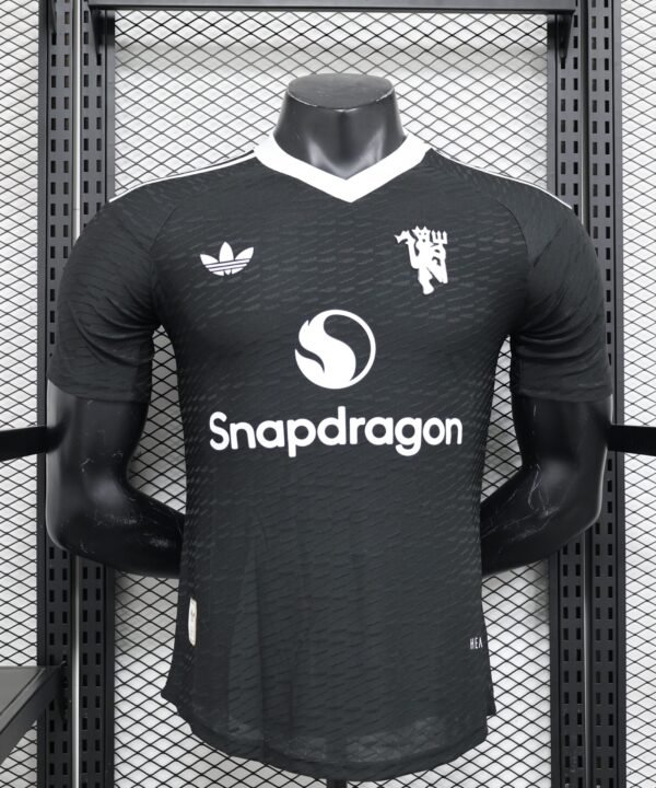 Camisa Manchester United 2024/25 Jogador Masculino - Preta e Branca